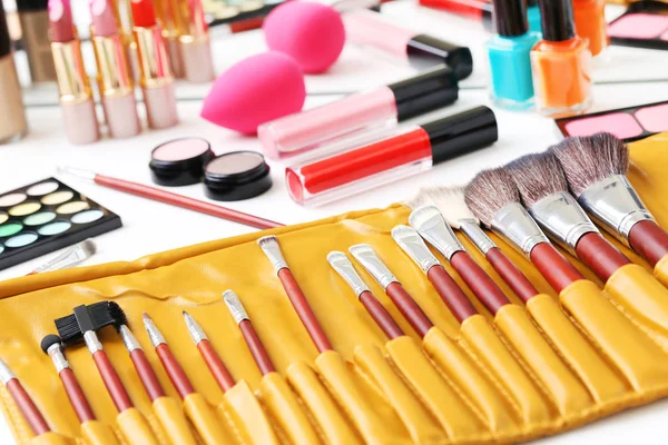 Cosméticos de maquiagem diferentes na mesa — Fotografia de Stock