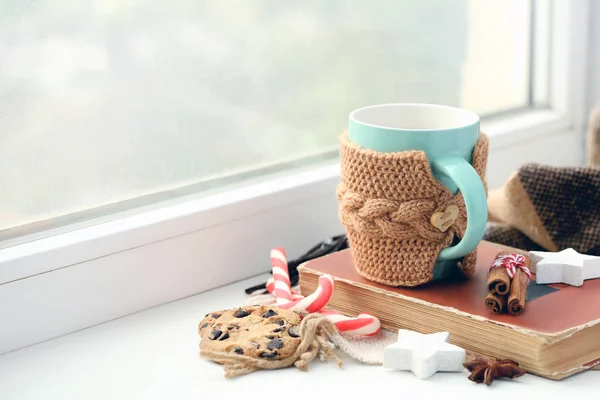 Taza de café en el alféizar de la ventana —  Fotos de Stock