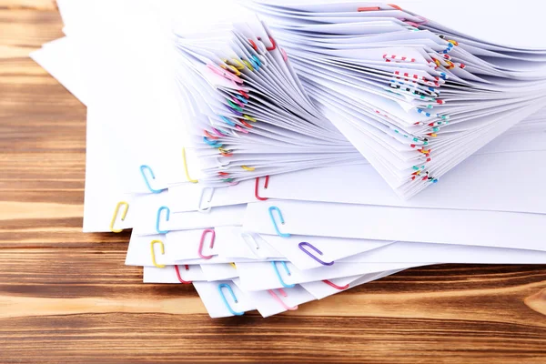 Stapel papier met paperclips — Stockfoto