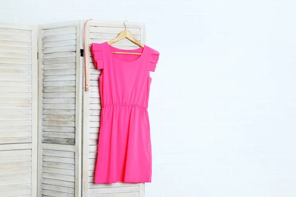 Roze jurk hangende — Stockfoto
