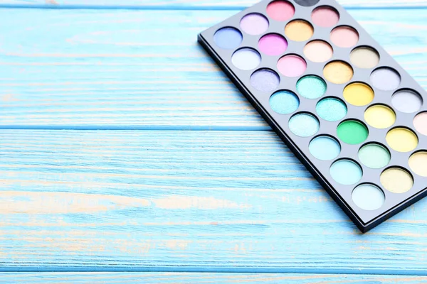 Cosmétiques de maquillage sur une table en bois bleu — Photo