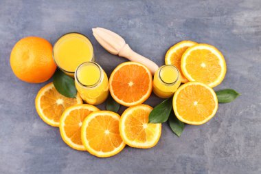 Şişe portakal suyu ve meyve sıkacağı ile 