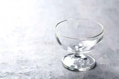 Gri bir ahşap masa üzerinde boş bardak