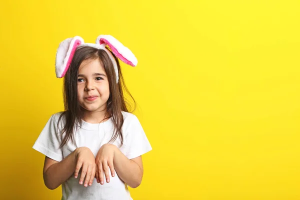 Śliczną dziewczynkę z uszami królika — Zdjęcie stockowe