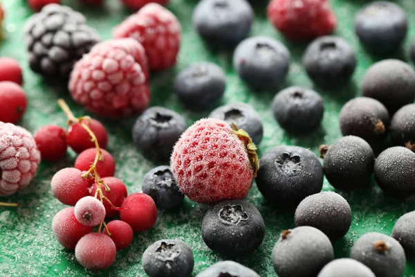 Красочные замороженные ягоды — стоковое фото