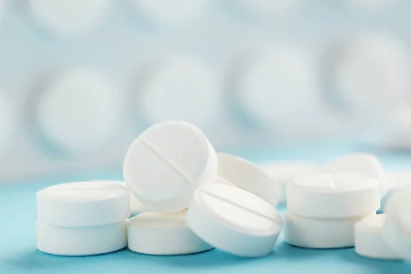 Kupie białe tabletki — Zdjęcie stockowe