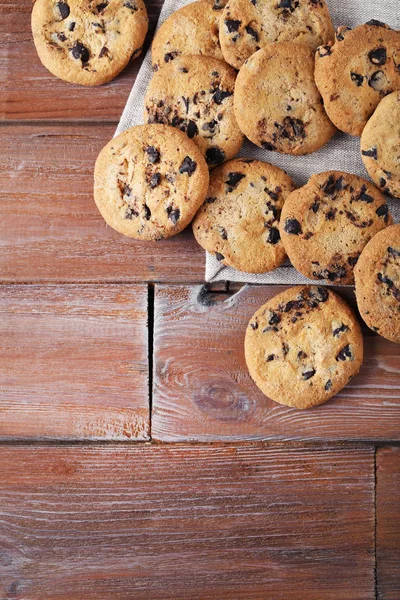 Biscuits aux pépites de chocolat avec serviette — Photo