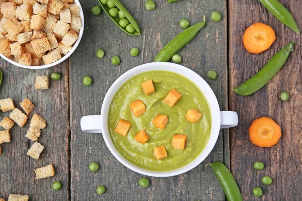 Sup kacang polong hijau dengan rusks — Stok Foto