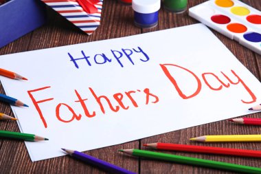 Mutlu Babalar günü beyaz kağıda yazılı 