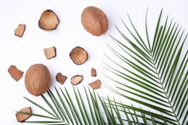 Beyaz ahşap masa yapraklarda ile Hindistan cevizi