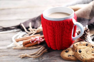 Tahta bir masada bir fincan kahve.