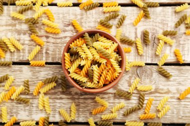 Sarmal makarna üzerine kahverengi ahşap masa