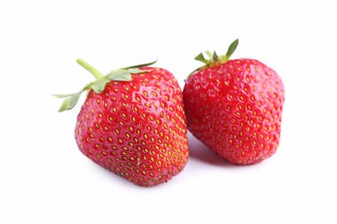 Beyaz arka planda izole edilmiş taze çilekler.