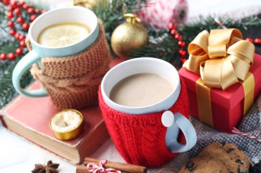 Bardak kahve ve çay bir ahşap tablo