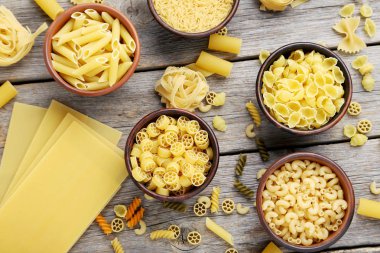 Kase gri masada makarna çeşitleri
