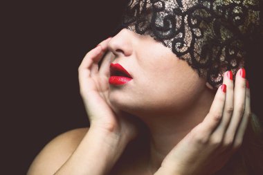 Güzel model siyah dantel maskesi