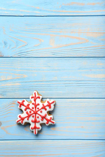 Μπισκότο Χριστουγέννων σε ένα μπλε ξύλινο τραπέζι — Φωτογραφία Αρχείου