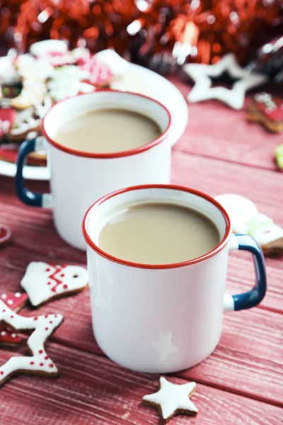 Biscoitos de Natal com xícaras de café quente — Fotografia de Stock