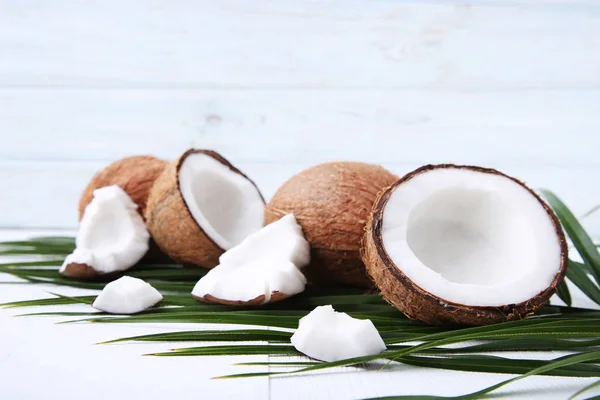 Cocos con hojas verdes — Foto de Stock