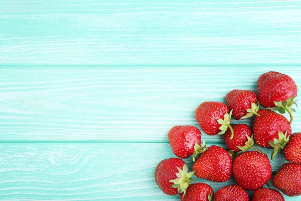 Frische Erdbeeren auf Minze-Holztisch — Stockfoto