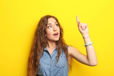 yükseltilmiş el ile genç kadın