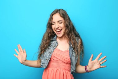 genç kadın kaldırdı elleriyle