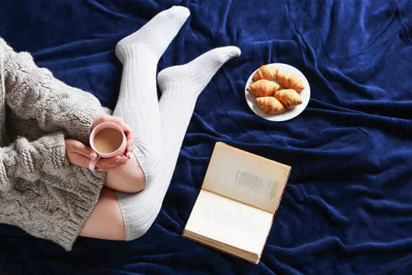 Yatakta oturan kadın