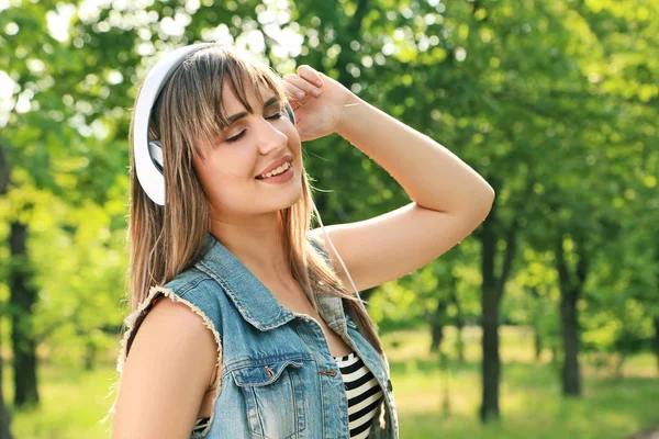 Ung kvinna med hörlurar — Stockfoto