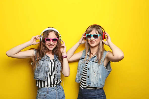 Junge Frauen mit Sonnenbrille — Stockfoto