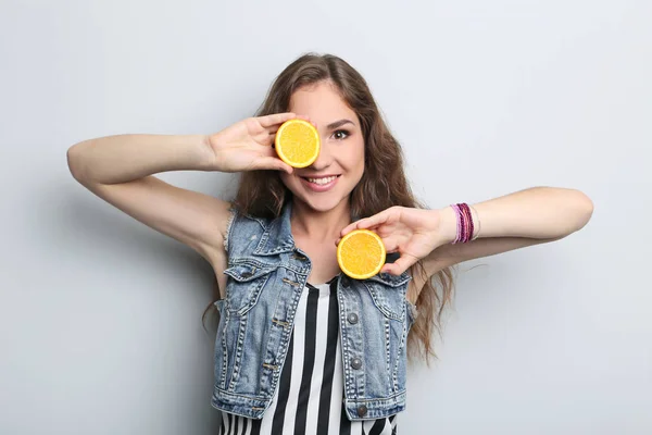 Jonge vrouw met oranje — Stockfoto