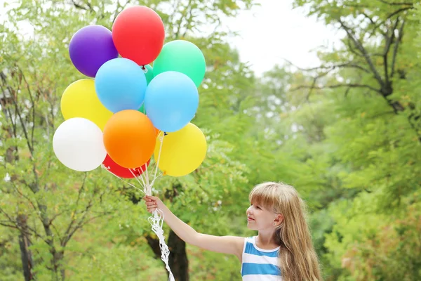 Gadis dengan balon di taman — Stok Foto