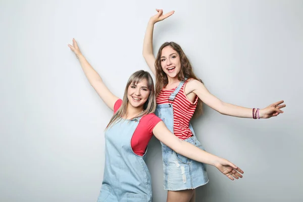 Mulheres jovens com as mãos levantadas — Fotografia de Stock