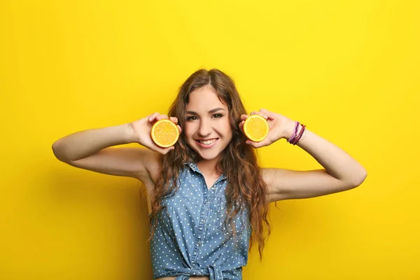 Jonge vrouw met oranje fruit — Stockfoto