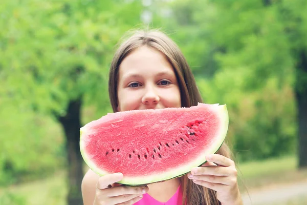 Gadis dengan irisan semangka — Stok Foto