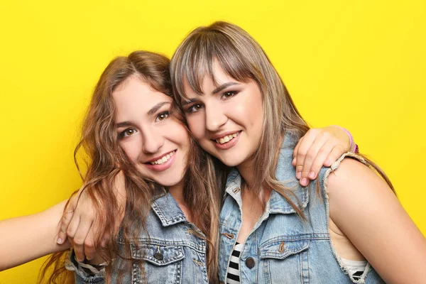 Genç kadınlar birbirlerine sarılma 