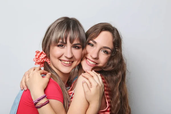 Jovens mulheres abraçando umas às outras — Fotografia de Stock