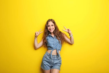 genç kadın kaldırdı elleriyle