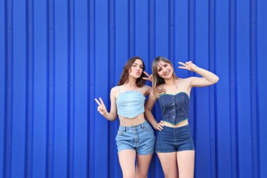 Genç kadın kaldırdı elleriyle