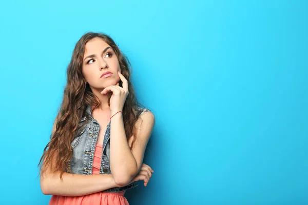 Mujer joven tocando barbilla — Foto de Stock