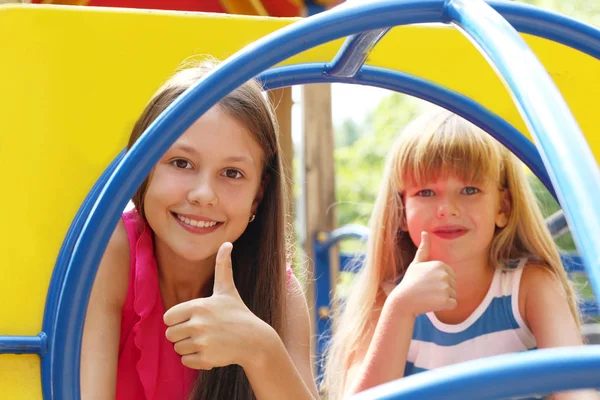 Çocuklar eğleniyor. 