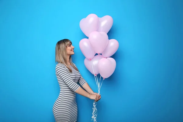 Giovane donna con palloncini — Foto Stock