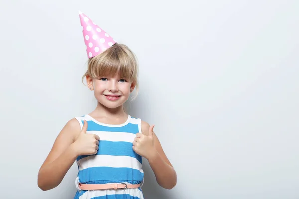 Flicka i födelsedag cap — Stockfoto