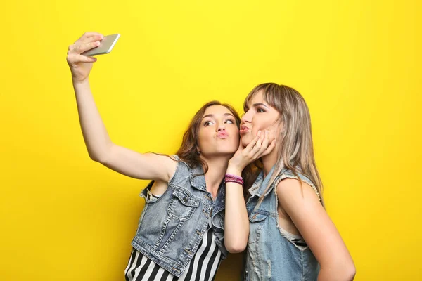 Jeunes femmes avec smartphone — Photo