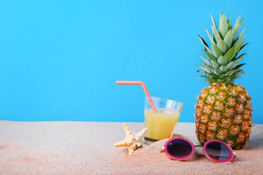 Suyu ve ananas ile güneş gözlüğü 