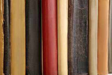 Bir yığın eski kitap 