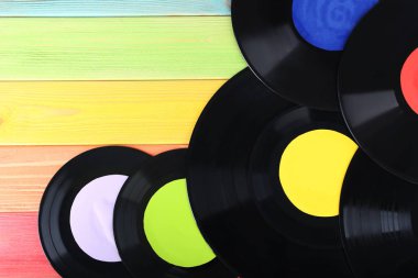 Vinil kayıtlar renkli tablo