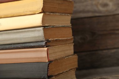 Bir yığın eski kitap 