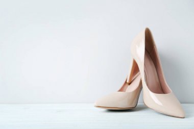 Bej yüksek topuklu ayakkabı