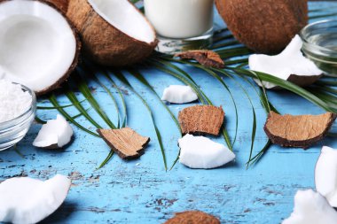 Hindistan cevizi yaprağı masada