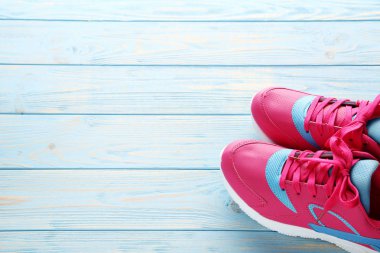 Pembe spor ayakkabı